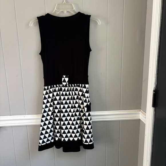 atina cristina Black and White Triangle Pattern Sleeveless Dress. Size XS - Picture 2 of 9